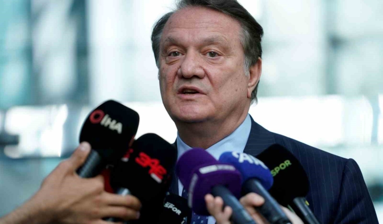 Hasan Arat’a Üstün Liyakat Madalyası