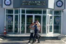 Hırsızlıktan aranıyordu, aynı suçu işleyeceği sırada yakalandı