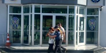 Hırsızlıktan aranıyordu, aynı suçu işleyeceği sırada yakalandı