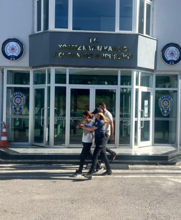 Hırsızlıktan aranıyordu, aynı suçu işleyeceği sırada yakalandı