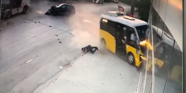 Hızla gelen otomobil yolcu minibüsüne çarptı: 10 yaralı