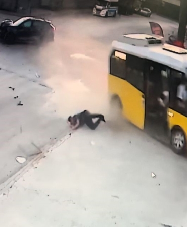 Hızla gelen otomobil yolcu minibüsüne çarptı: 10 yaralı