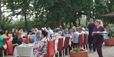 Huzurevi sakinlerine çifte kutlama