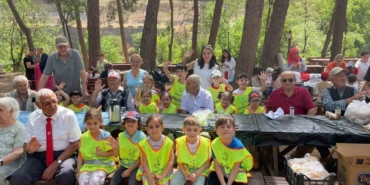 Huzurevinde kalan yaşlılar, piknikte miniklerle kaynaştı