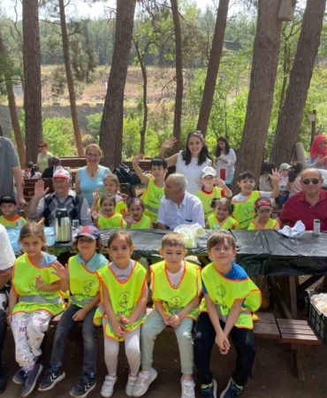 Huzurevinde kalan yaşlılar, piknikte miniklerle kaynaştı