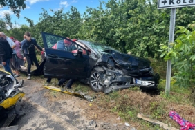 İki otomobil kafa kafaya çarpıştı: 8 yaralı