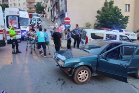 İki otomobilin çarpıştığı kazada 4 kişi yaralandı
