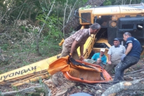 İş makinesi yol açma çalışmasında dik yamaçtan uçtu, operatör altında kaldı