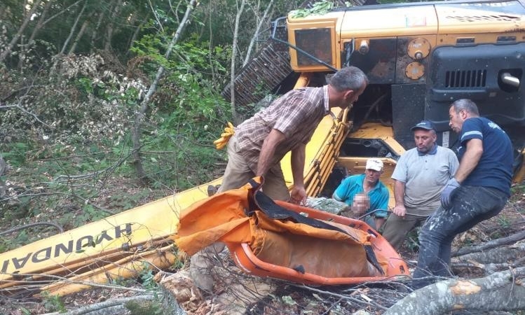 İş makinesi yol açma çalışmasında dik yamaçtan uçtu, operatör altında kaldı