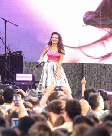 İş Sanat Cuma İş Çıkışı konserlerinde Nil Karaibrahimgil sahne aldı