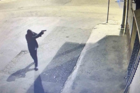 İş yerini kurşunlayan silahlı maganda kamerada