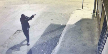 İş yerini kurşunlayan silahlı maganda kamerada