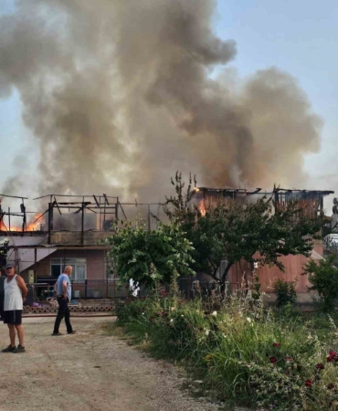 İşçilerin kaldığı ev yangında küle döndü