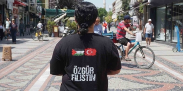 İsrail’in Filistin’e yönelik saldırılarını giydiği tişört ile protesto etti