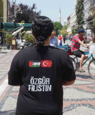 İsrail’in Filistin’e yönelik saldırılarını giydiği tişört ile protesto etti