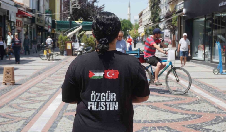 İsrail’in Filistin’e yönelik saldırılarını giydiği tişört ile protesto etti