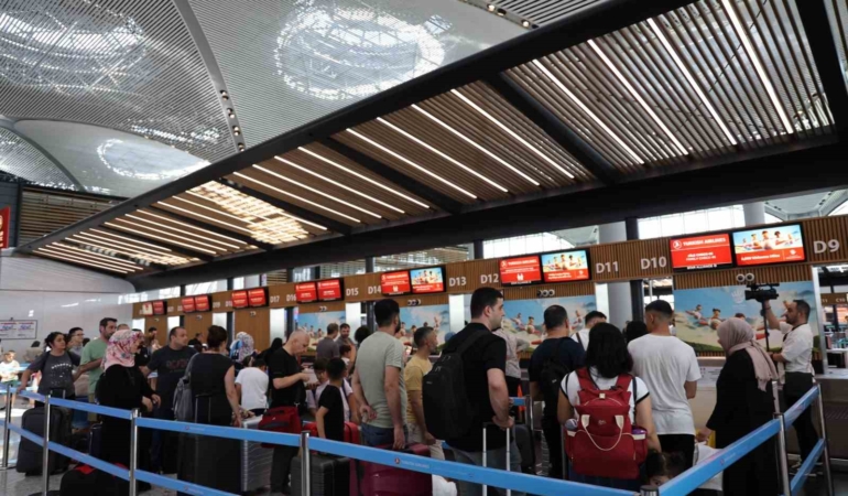 İstanbul Havalimanı’nda bayram yoğunluğu devam ediyor