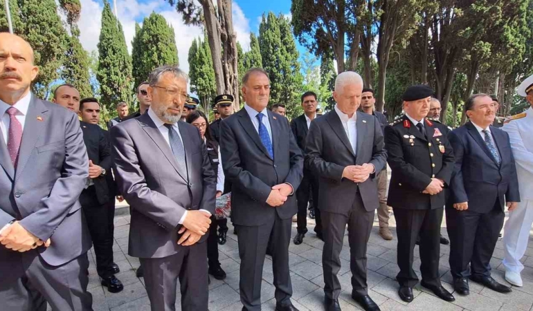 İstanbul Valisi Davut Gül, Edirnekapı Şehitliği’ni ziyareti