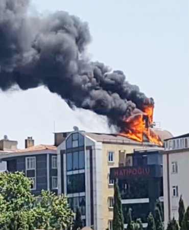 İstanbul’da 7 katlı binanın çatı katından alevler yükseldi