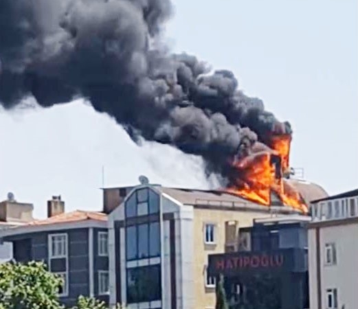 İstanbul’da 7 katlı binanın çatı katından alevler yükseldi