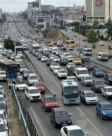 İstanbul’da bayram tatili başlamasıyla trafikte yoğunluk yaşanıyor