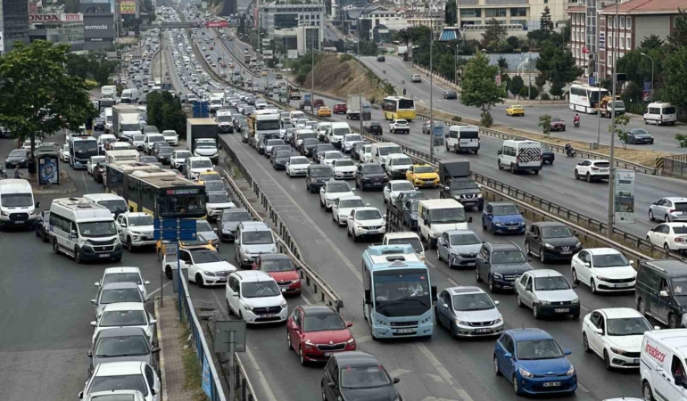 İstanbul’da bayram tatili başlamasıyla trafikte yoğunluk yaşanıyor