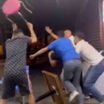 İstanbul’da dondurmacıda tekme, yumruk ve tabureli kavga kamerada: 1 kişiye 5 kişi saldırdı