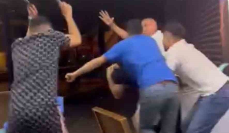 İstanbul’da dondurmacıda tekme, yumruk ve tabureli kavga kamerada: 1 kişiye 5 kişi saldırdı