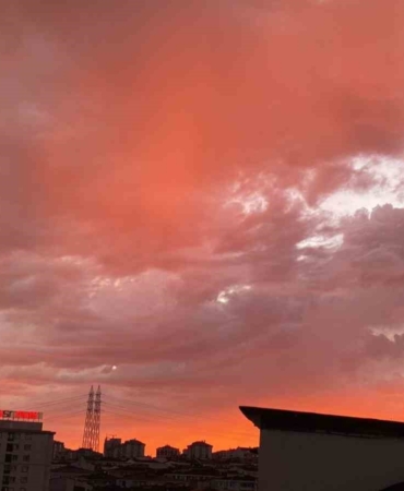 İstanbul’da gökyüzü kızıla boyandı, ortaya çıkan görüntü mest etti