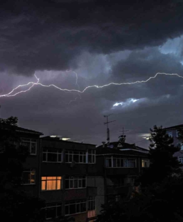 İstanbul’da gün batımında şimşekler gökyüzünü aydınlattı