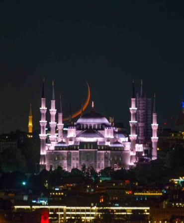İstanbul’da hilal, Sultanahmet Camii ile buluştu