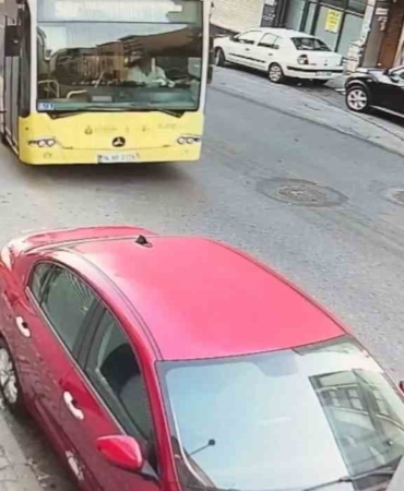 İstanbul’da İETT otobüsü dehşeti kamerada: Direksiyon başında uyuduğu iddia edilen şoför park halindeki 4 araca çarptı