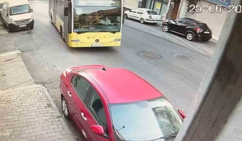 İstanbul’da İETT otobüsü dehşeti kamerada: Direksiyon başında uyuduğu iddia edilen şoför park halindeki 4 araca çarptı