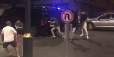 İstanbul’da mahallenin karıştığı "gürültü" kavgası kamerada: Polis biber gazı sıkarak dağıttı