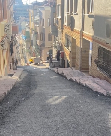 İstanbul’da Pakistanlı adama kapkaç kamerada: Adamın kovaladığı şahsı polis yakaladı