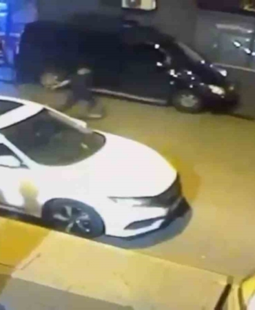 İstanbul’da sokak ortasındaki silahlı kavga kamerada: Evinde kendisini vurunca yakalandı