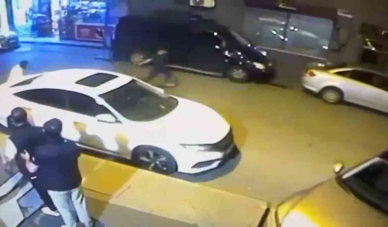 İstanbul’da sokak ortasındaki silahlı kavga kamerada: Evinde kendisini vurunca yakalandı