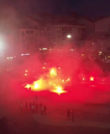 İstanbul’da taraftar grubu havai fişekli kutlama yaptı, ev ve ormanda yangın çıktı