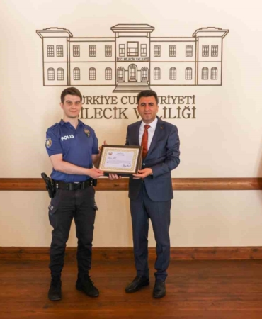 İzinli olduğu gün hırsızları yakalayan polise ’Başarı Belgesi’
