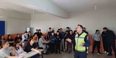 Jandarma ekiplerinden öğrencilere trafik kuralları eğitimi