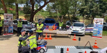 Jandarmadan öğrencilere uygulamalı trafik eğitimi