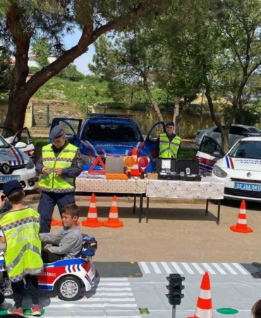 Jandarmadan öğrencilere uygulamalı trafik eğitimi