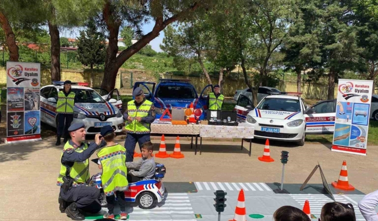 Jandarmadan öğrencilere uygulamalı trafik eğitimi