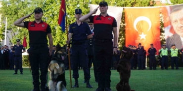 Jandarmanın Taka ve Yama isimli köpekleri gösteri yaptı