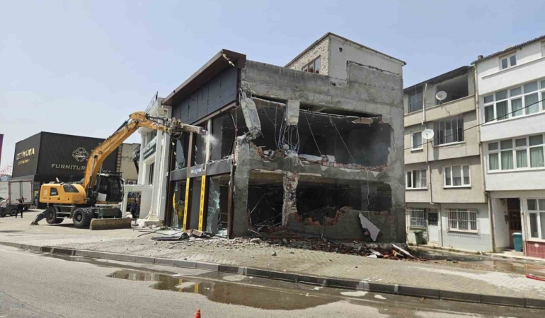 Kaçak işyeri yıkıldı