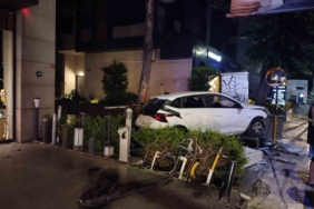 Kadıköy’de kontrolden çıkan araç binanın doğal gaz kutusuna çarptı: 2 yaralı