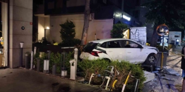 Kadıköy’de kontrolden çıkan araç binanın doğal gaz kutusuna çarptı: 2 yaralı