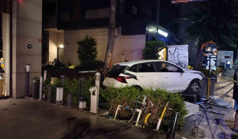 Kadıköy’de kontrolden çıkan araç binanın doğal gaz kutusuna çarptı: 2 yaralı