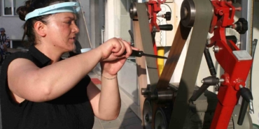 Kadın bıçak bileyicisinden "Bıçakları birbirine sürtmeyin ve bulaşık makinesinde yıkamayın" tavsiyesi