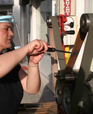 Kadın bıçak bileyicisinden "Bıçakları birbirine sürtmeyin ve bulaşık makinesinde yıkamayın" tavsiyesi